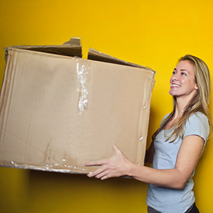 femme portant un carton - photo de Andrea Piacquadio