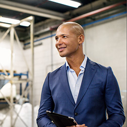 homme dans une usine