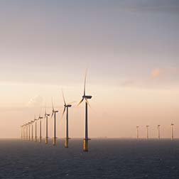 eolienne en mer au soleil couchant