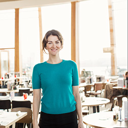 femme dans un restaurant