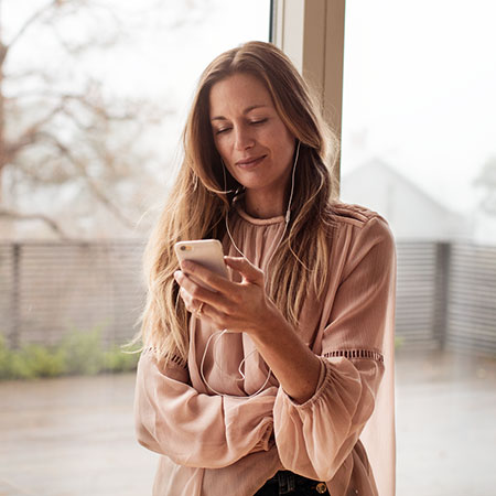 Femme qui compose un numéro de téléphone