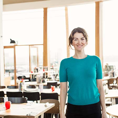 Femme dans un restaurant