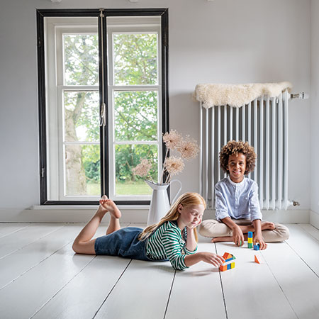 Enfants qui jouent à l’intérieur