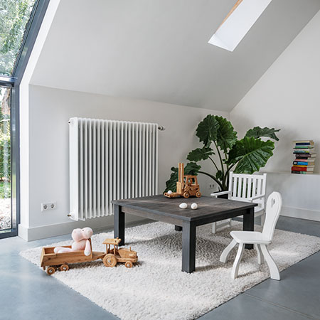 Radiateur dans une pièce blanche