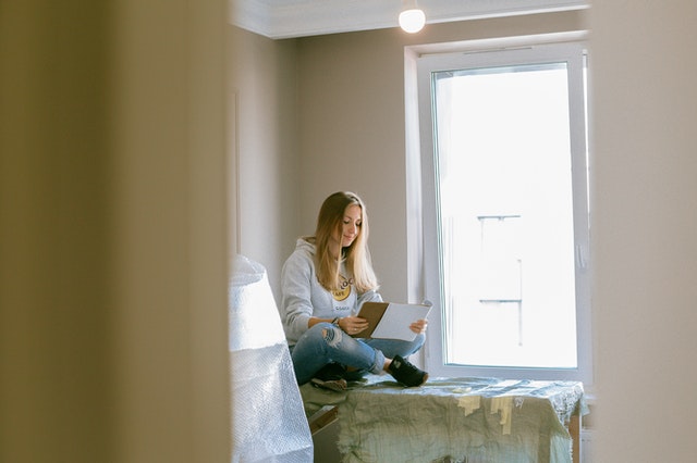 Femme assise sur une table 