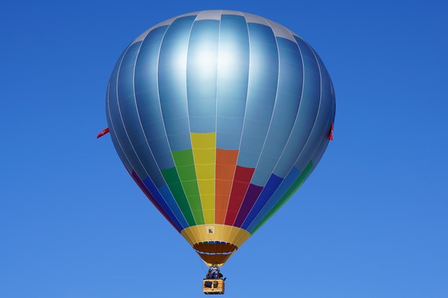 Montgolfière dans le ciel bleu