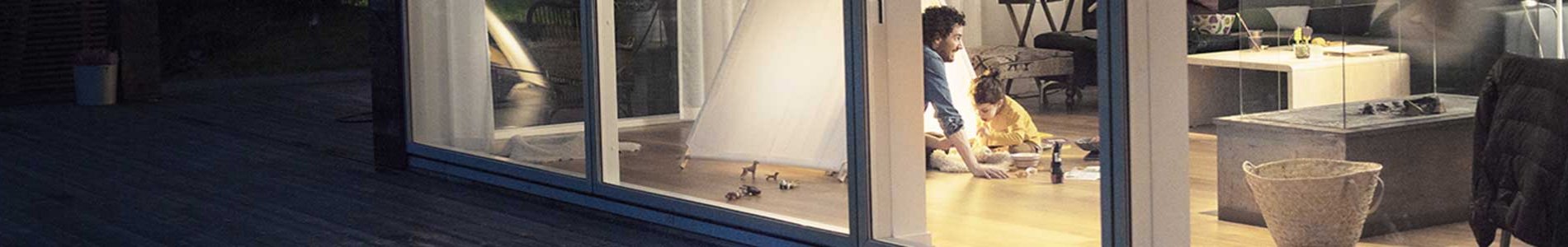 maison éclairée dans la nuit