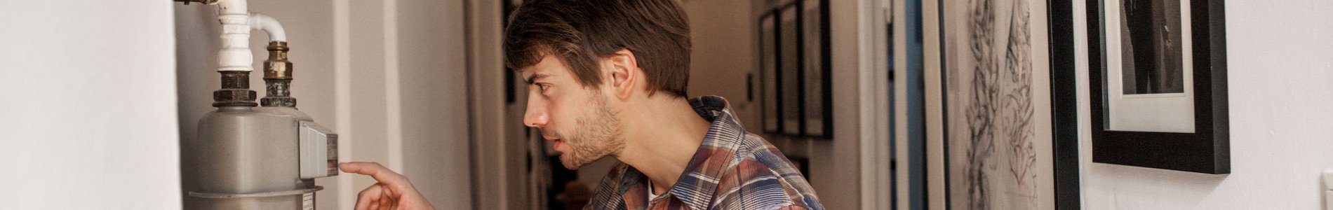 homme regardant son compteur