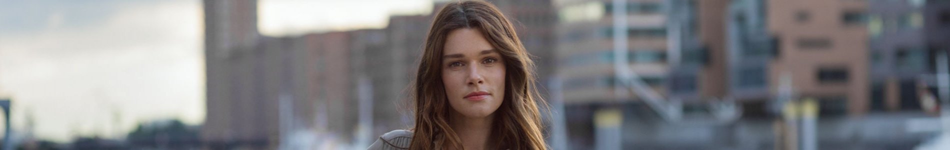 femme en promenade dans la ville