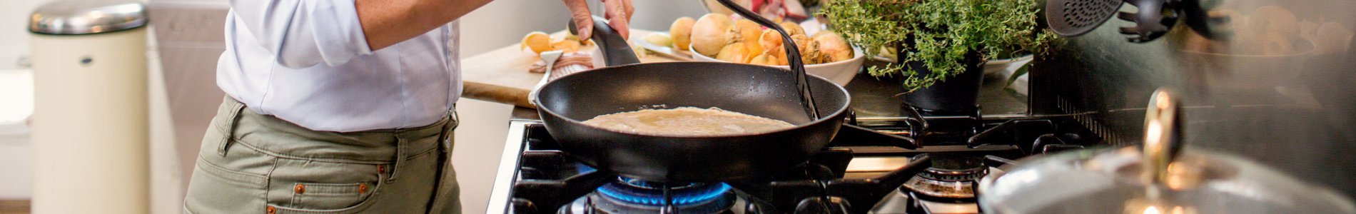 Femme qui cuisine au gaz