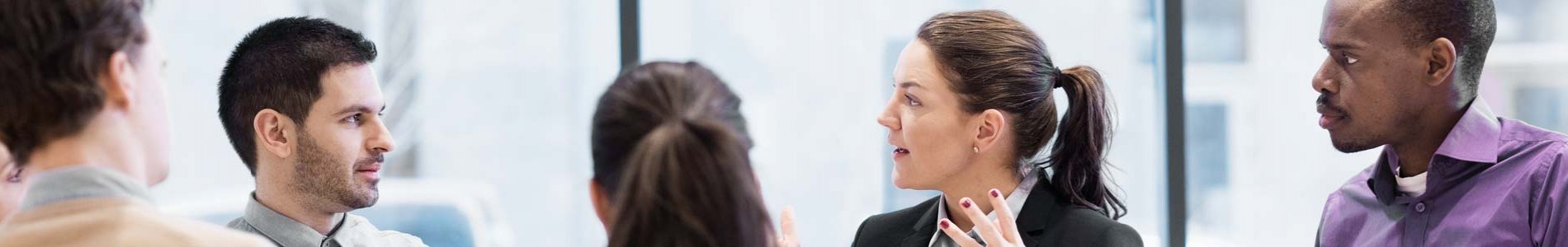 Collaborateurs en train de brainstormer