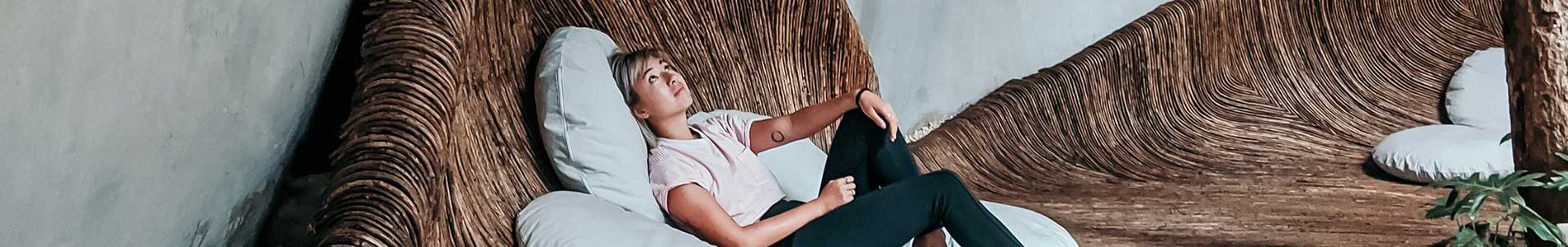 femme sur des coussins scrutant le plafond