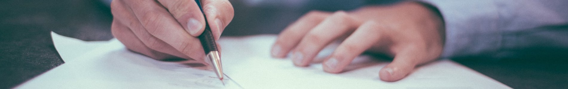 Personne qui signe un document