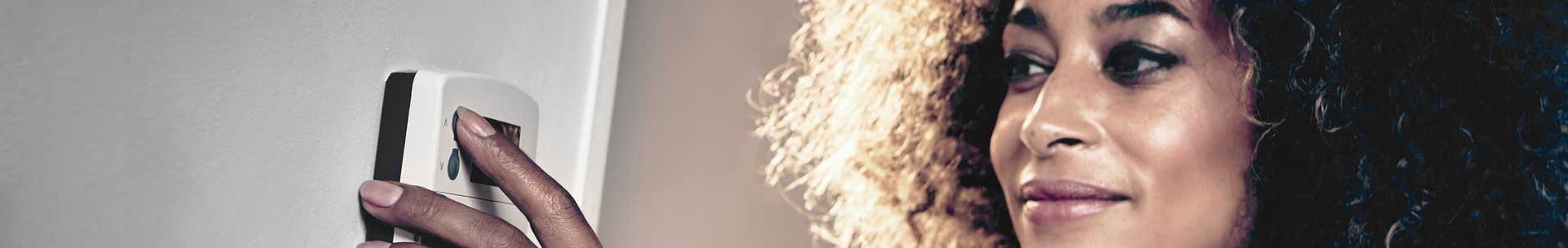 Femme qui règle la température