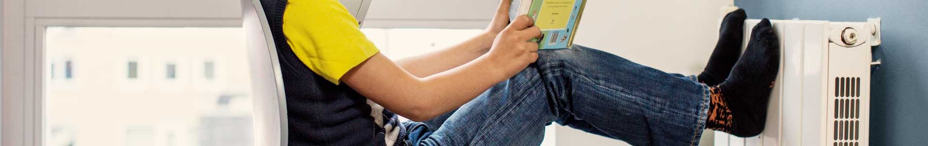 Enfant qui se réchauffe sur un radiateur