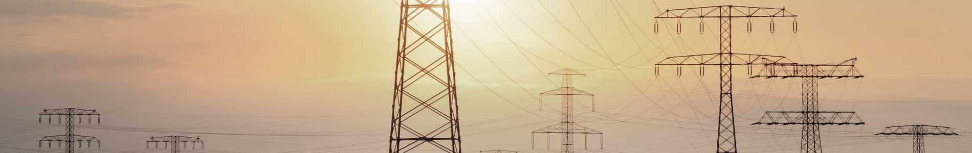 lignes électriques dans le soleil couchant