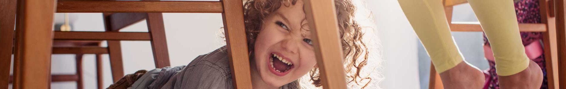 enfant allongé sous la table