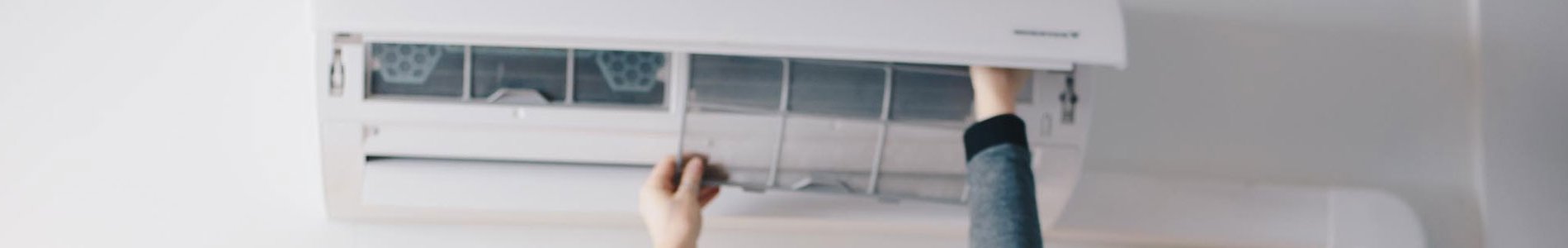 Femme qui installe une pompe à chaleur