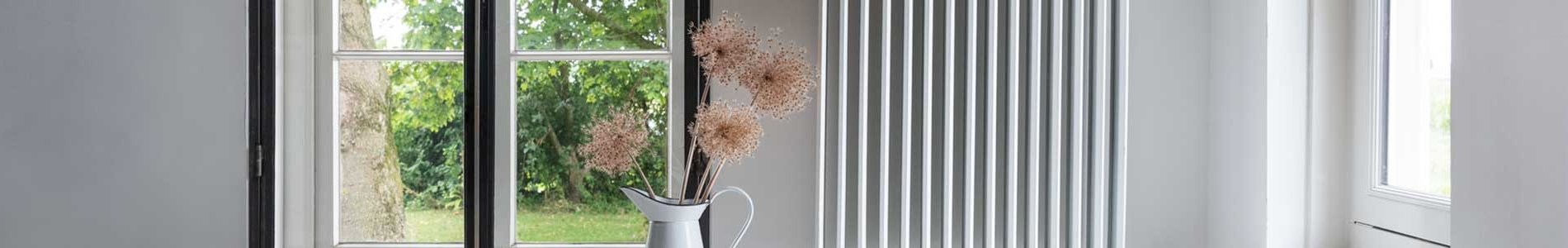 Radiateur dans une pièce blanche