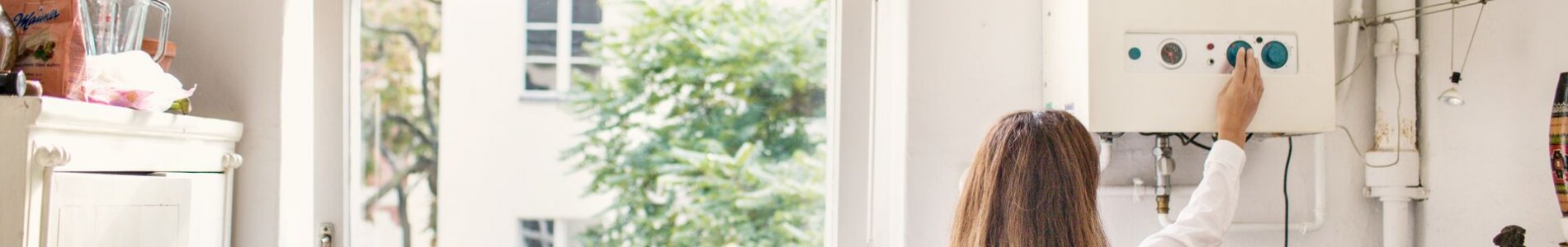 Femme vérifiant chaudière de gaz