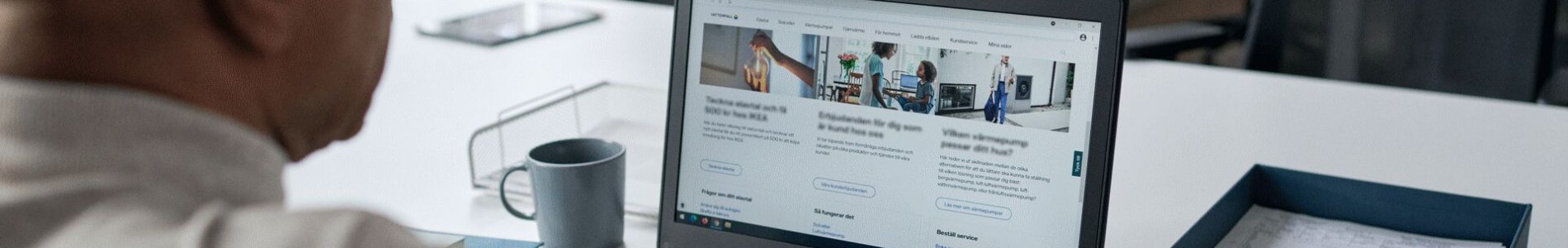 Homme de dos devant un ordinateur