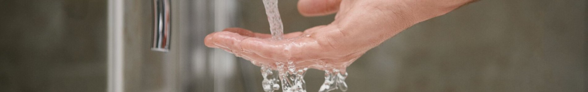 Robinet avec main sous eau