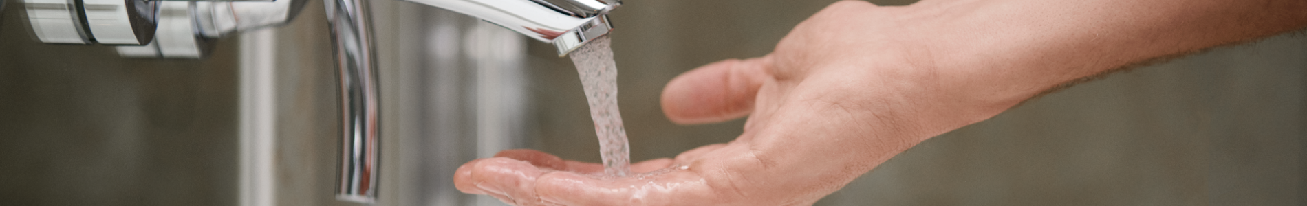 Robinet avec main sous eau