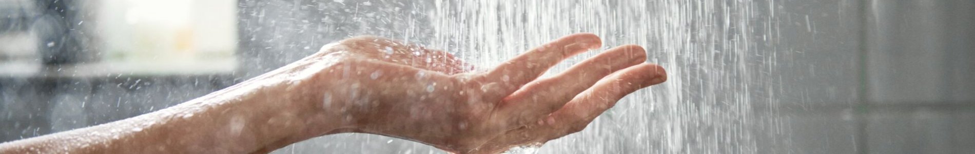 Main sous la douche