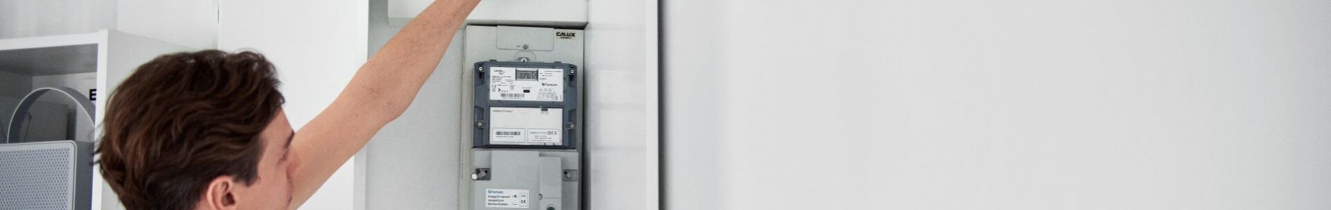 homme compteur énergie