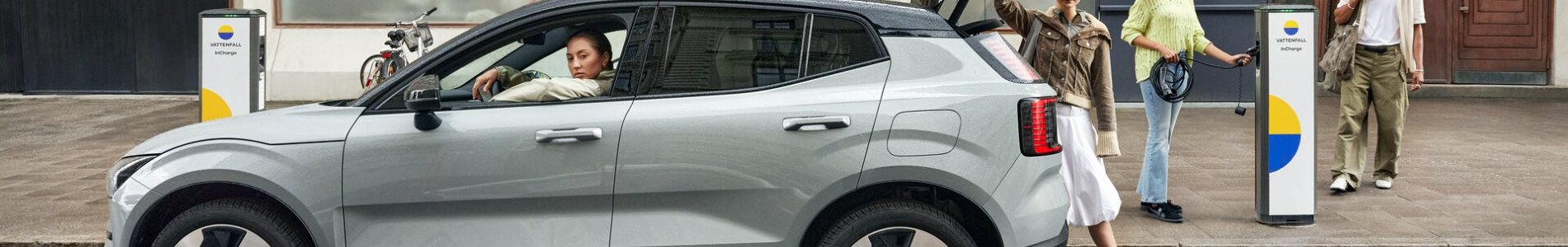 Femmes avec voiture electrique