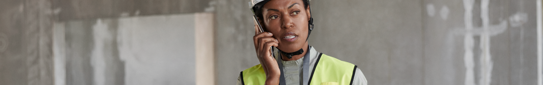 femme avec telephone