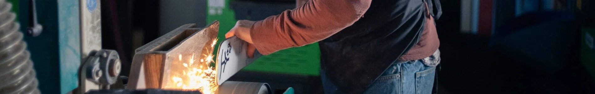 homme fabrique des skis