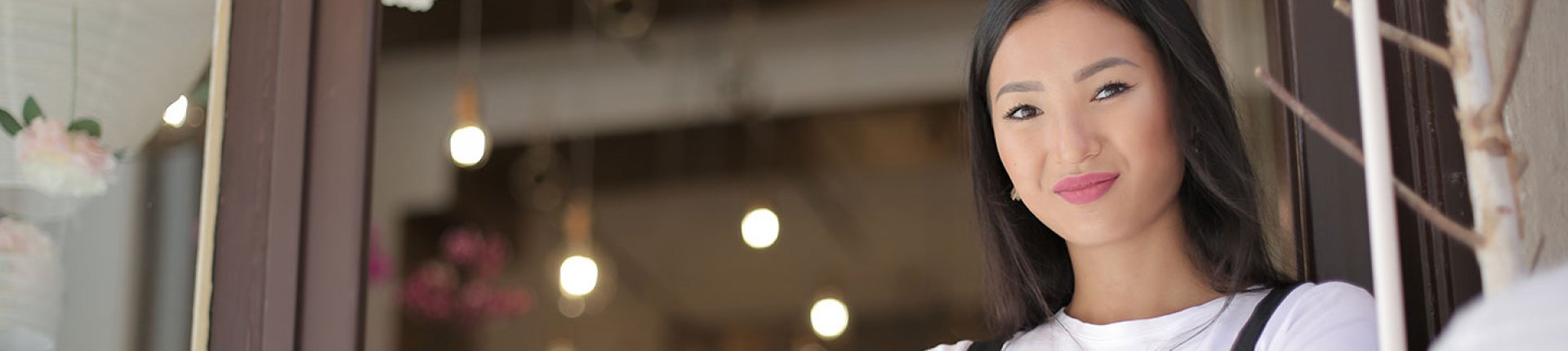 Fleuriste à l’entrée de son magasin