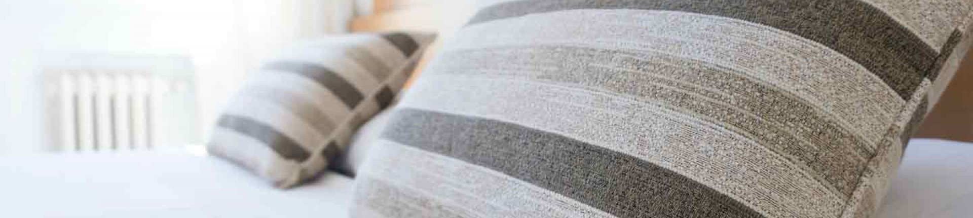 coussins gris sur un lit