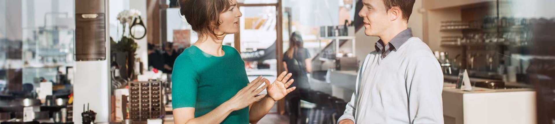 Deux personnes discutant dans un restaurant