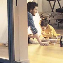 père et fille jouant dans leur maison le soir