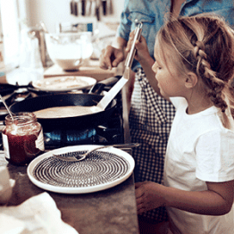 mère et fille qui font des crepes