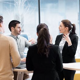 Collaborateurs en train de brainstormer