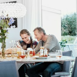 Couple qui compose un numéro de téléphone