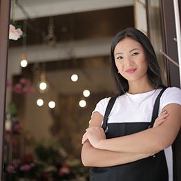 Fleuriste à l’entrée de son magasin