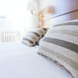 coussins gris sur un lit