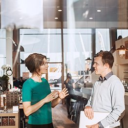 Deux personnes discutant dans un restaurant