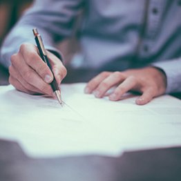 Personne qui signe un document