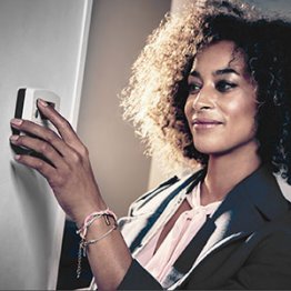 Femme qui règle la température