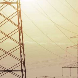 lignes électriques dans le soleil couchant