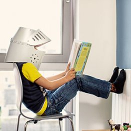 Enfant qui se réchauffe sur un radiateur