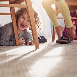enfant allongé sous la table