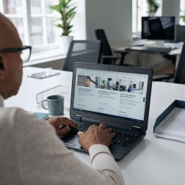 Homme de dos devant un ordinateur