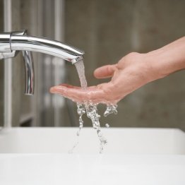 Robinet avec main sous eau