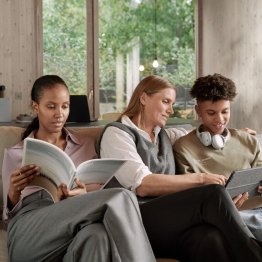 Famille relaxant dans son salon